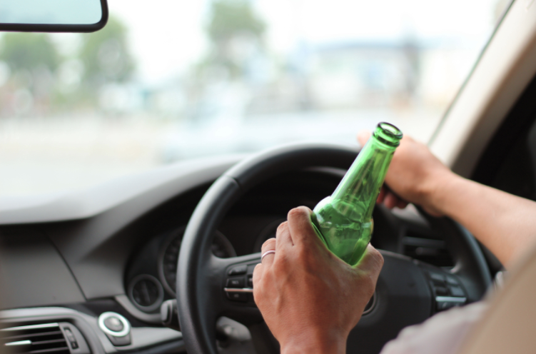 Közlekedésbiztonsági törvény - jön a kötelező alkoholzár a nagyobb autókba