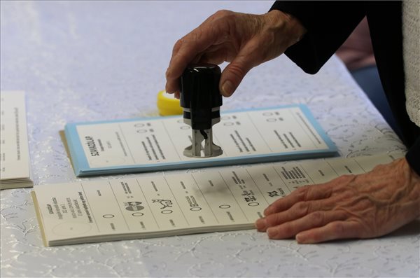 900 külföldi megfigyelő gondoskodik a szavazás tisztaságáról