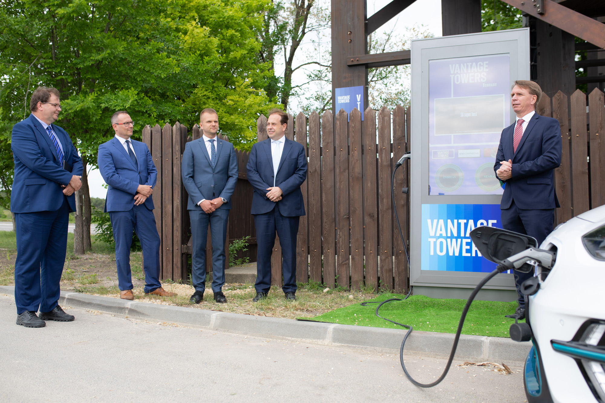 Elektromos autótöltőket telepít a Vantage Towers országszerte