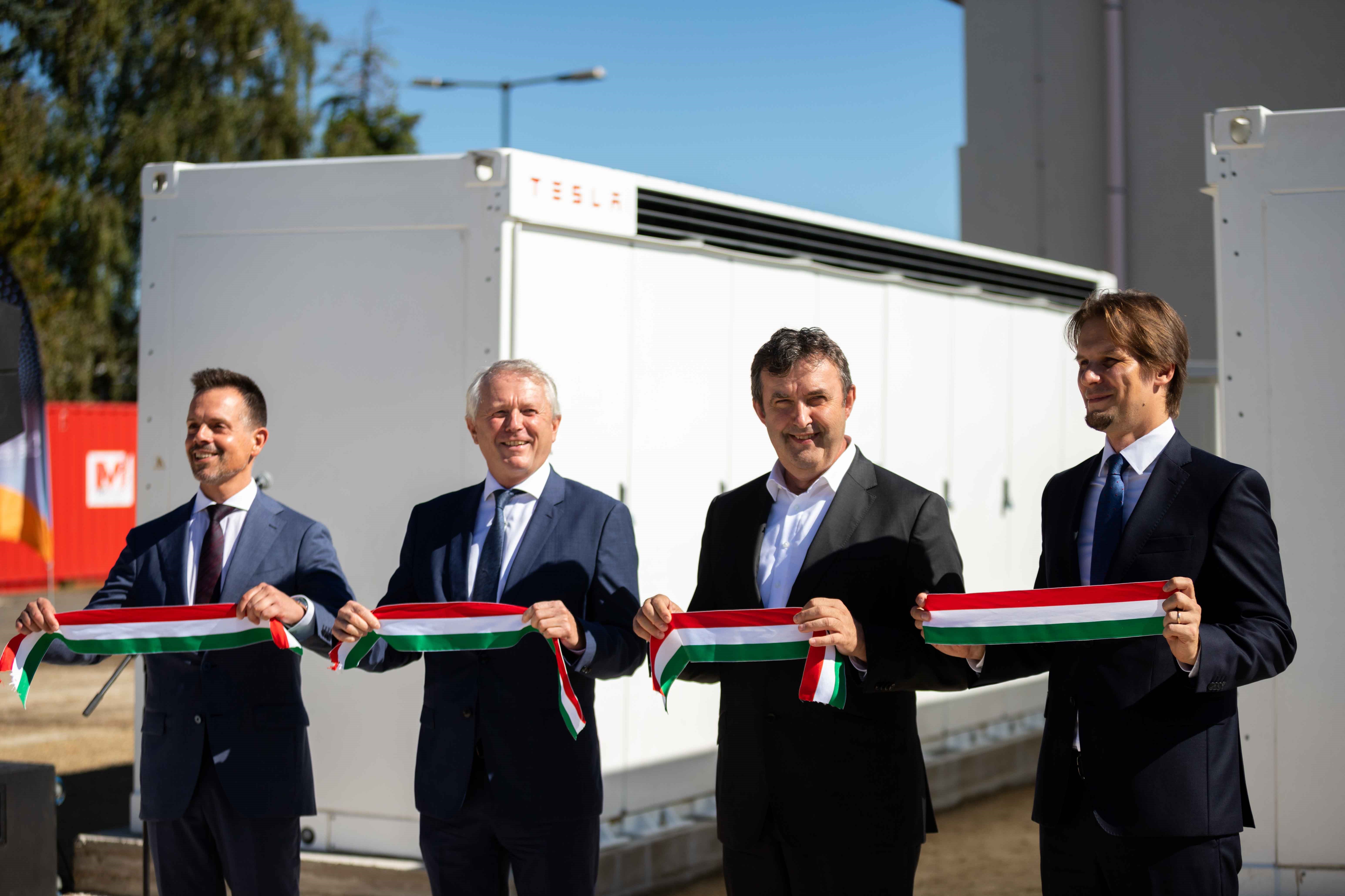 Megérkezett a Dunamenti Erőmű telephelyére Magyarország első Tesla MegaPack energiatárolója