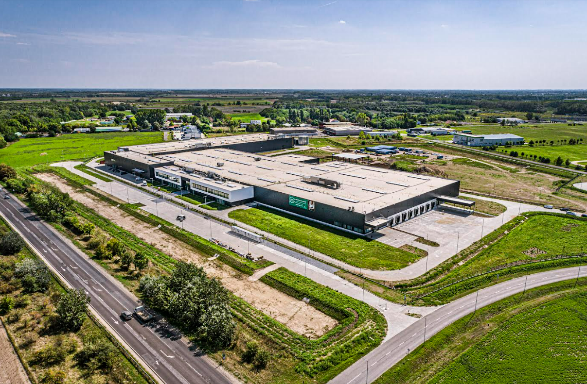 Hatalmas iparági fejlesztés: Közép-Európa egyik legmodernebb hullámpapír csomagolóanyag gyára áll üzembe szeptemberben Magyarországon