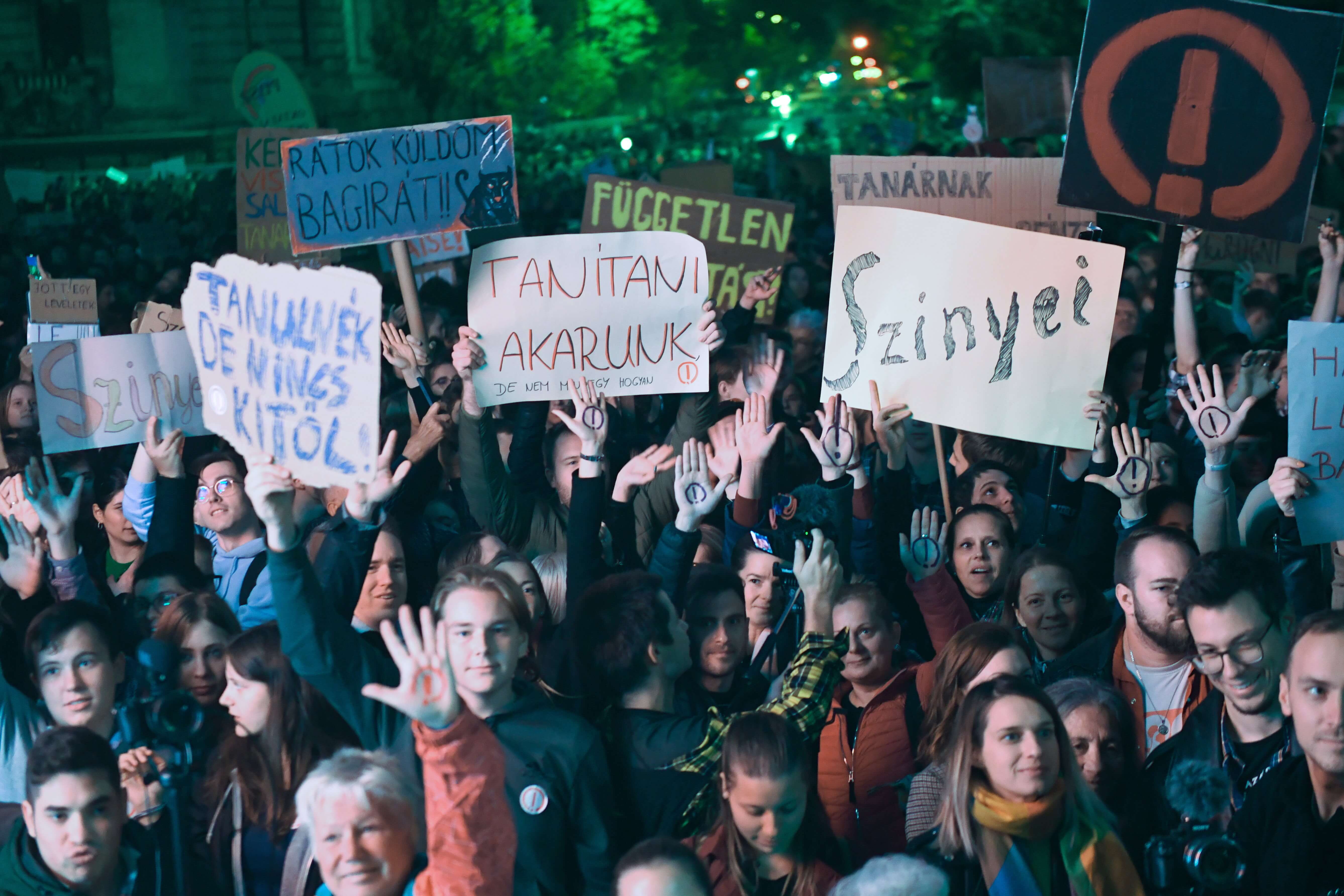 Diákok szervezésében az demonstráltak Budapesten