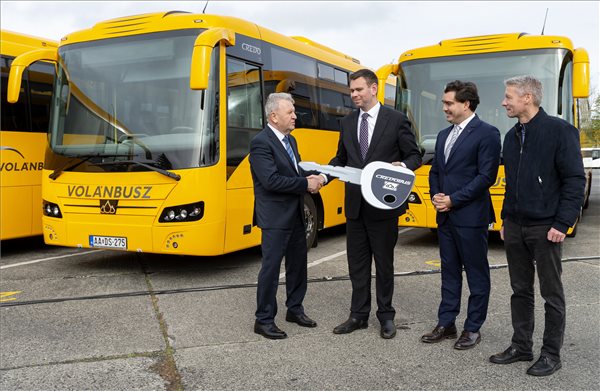 Száz új magyar busz áll forgalomba a Volánbusznál