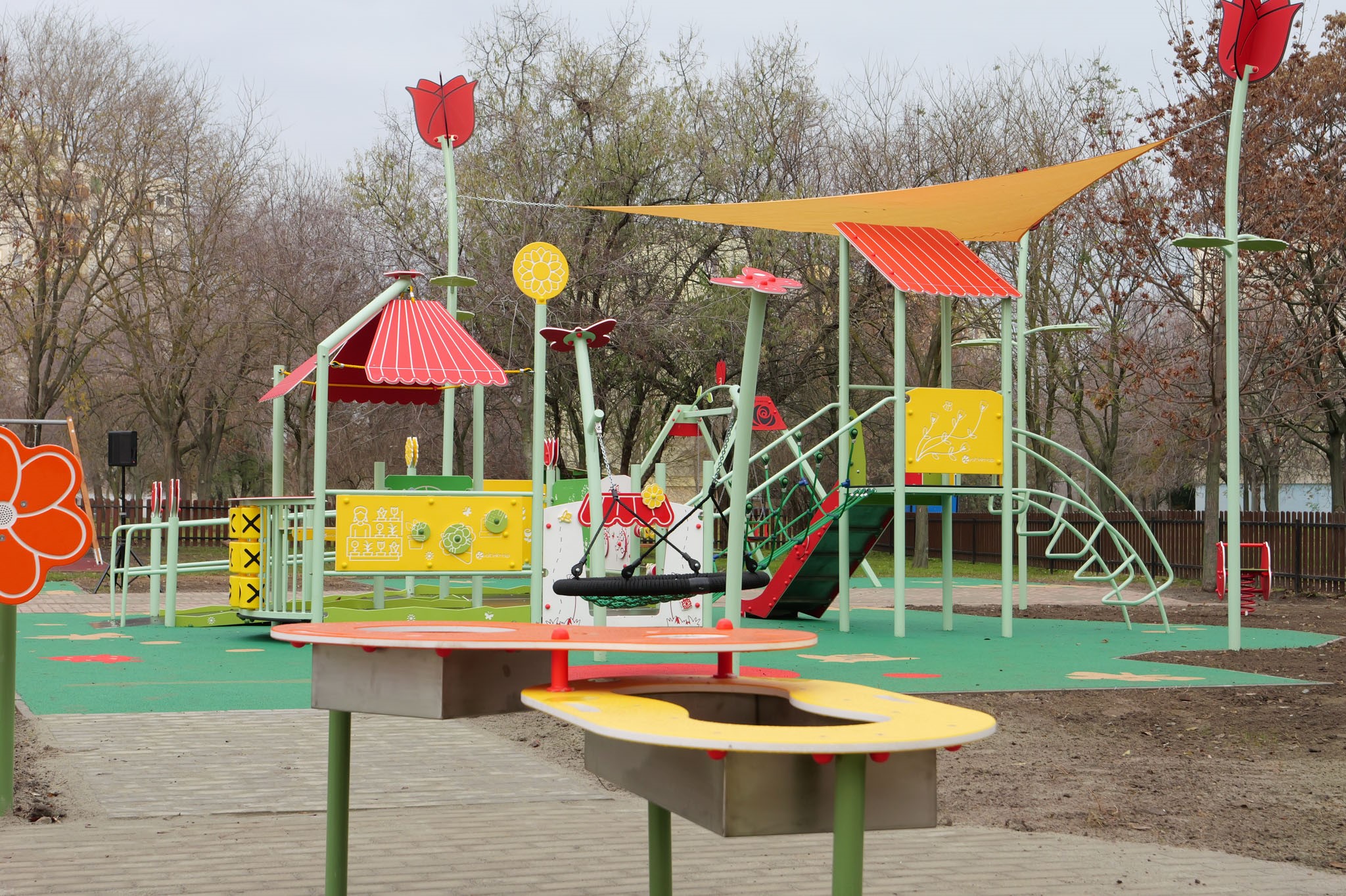 Virágoskert várja a szolnoki gyerekeket a legújabb akadálymentes játszótéren