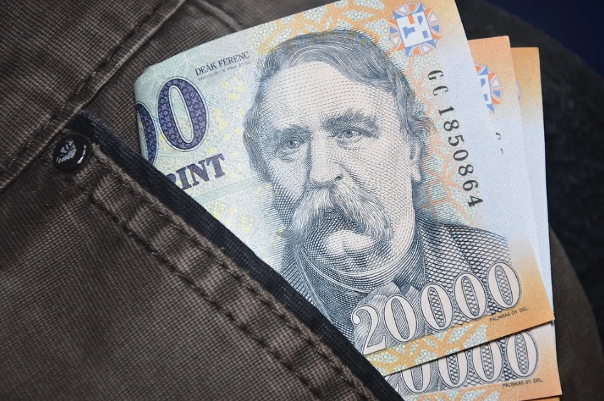 Így követi az inflációt a bérek változása Magyarországon: átlagosan 17%-kal emelkedett az alapbér
