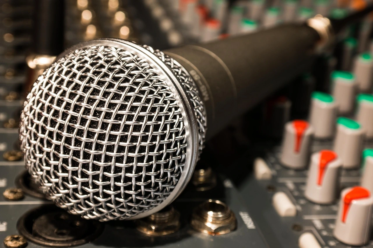Eljárást indít a Médiatanács a Karc FM műsorában elhangzottak miatt