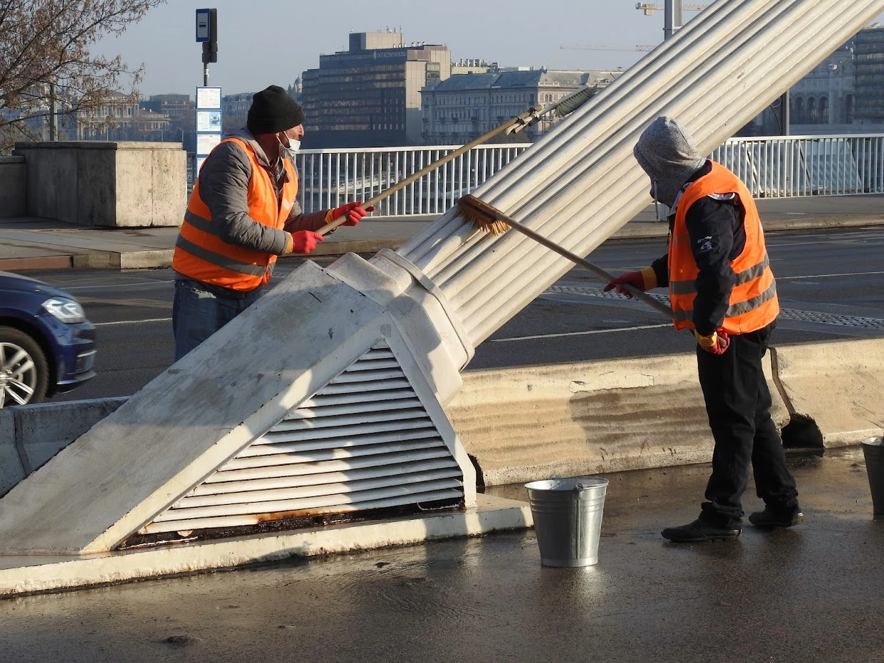 Hétvégén kezdődik a budapesti hidak tavaszi nagytakarítása: elsőként az Erzsébet híd tisztul meg