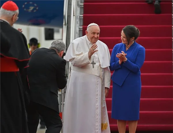 Ferenc pápa elutazott Budapestről