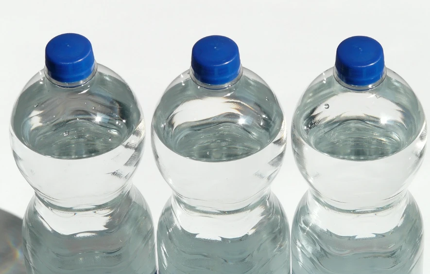 Miért nem lehet lecsavarni a műanyag kupakot a palackokról? Ki találta ezt ki?
