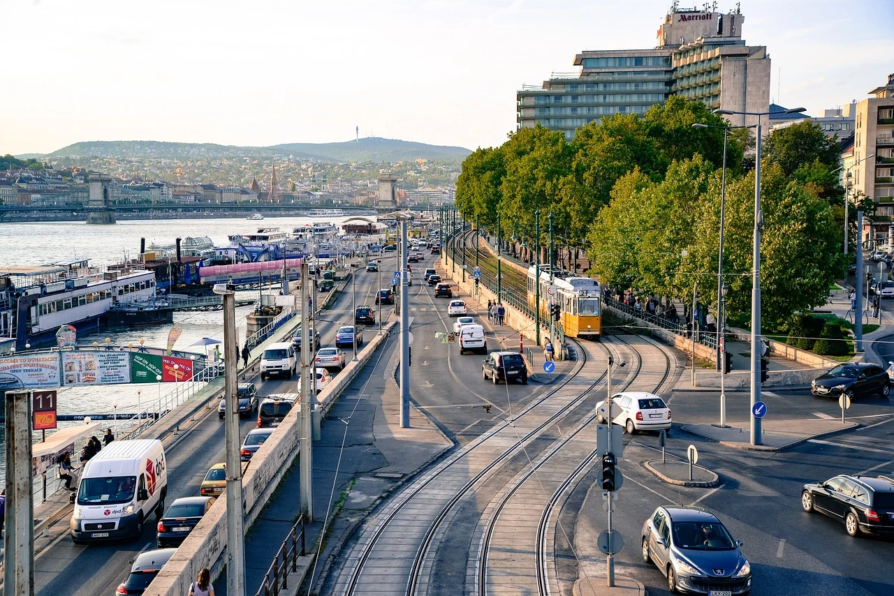 Új elektromos köztisztasági járművek áll szolgálatba Budapesten
