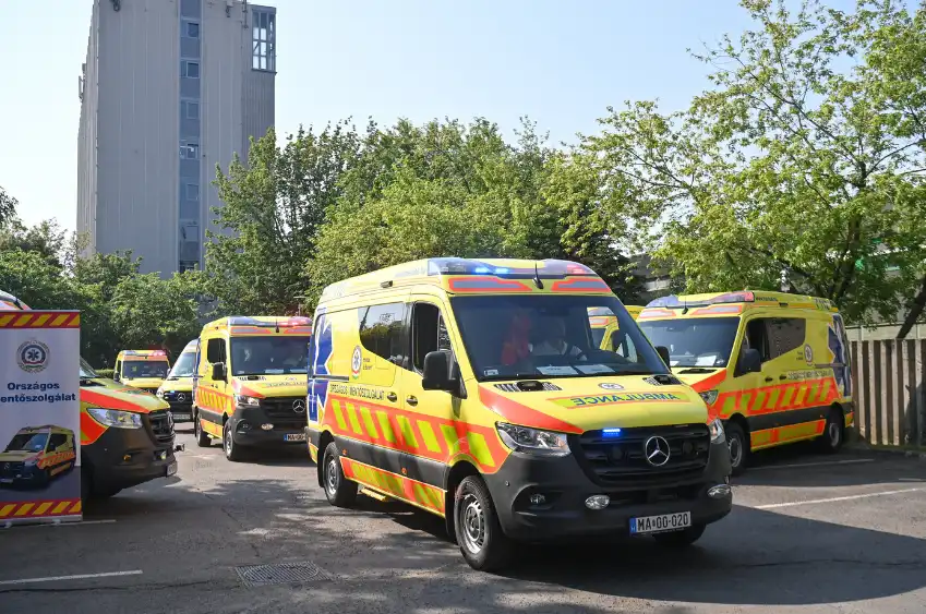 Tizenkilenc új mentőautó állt szolgálatba az Országos Mentőszolgálatnál