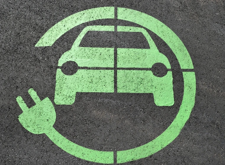 Hétfőtől igényelhetik a támogatást a vállalatok elektromos járművek beszerzéséhez