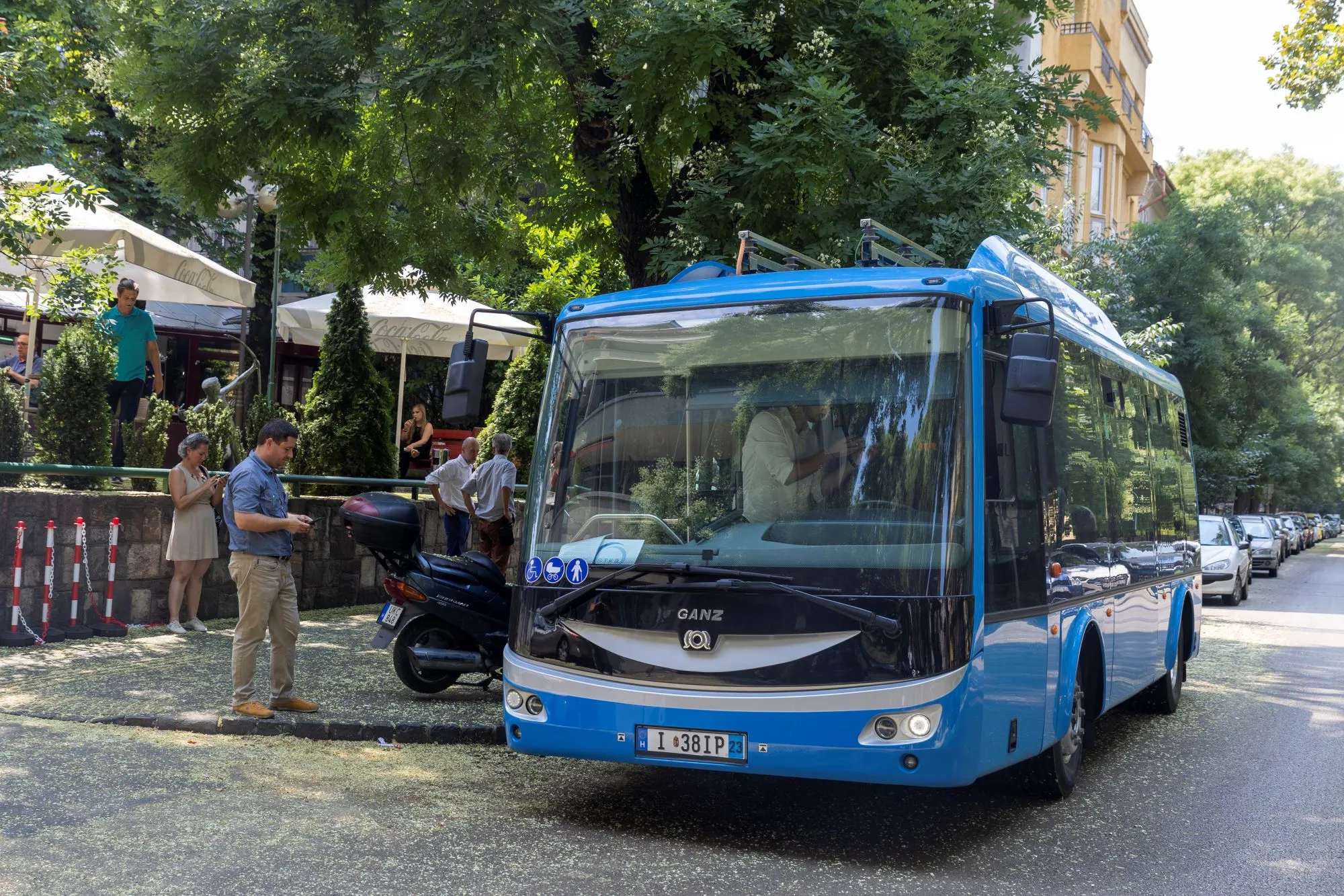 Bemutatták az új magyar elektromos midibuszt