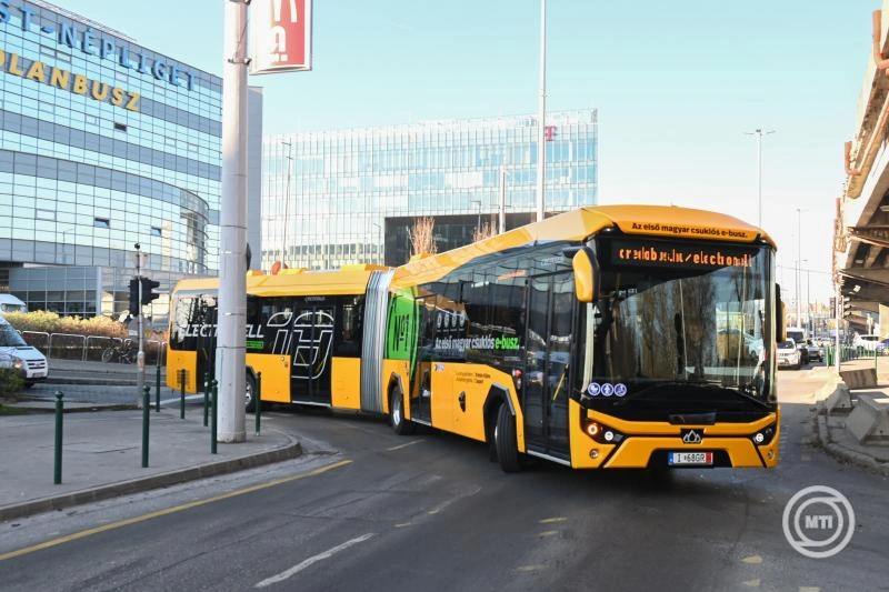 Bemutatták az első magyar elektromos csuklós buszt