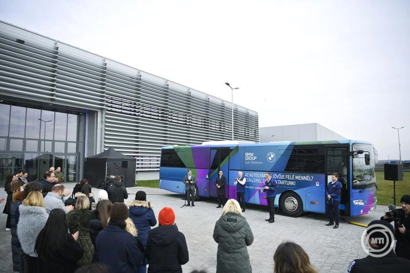 Bemutatták a debreceni BMW autógyár karrierbuszát