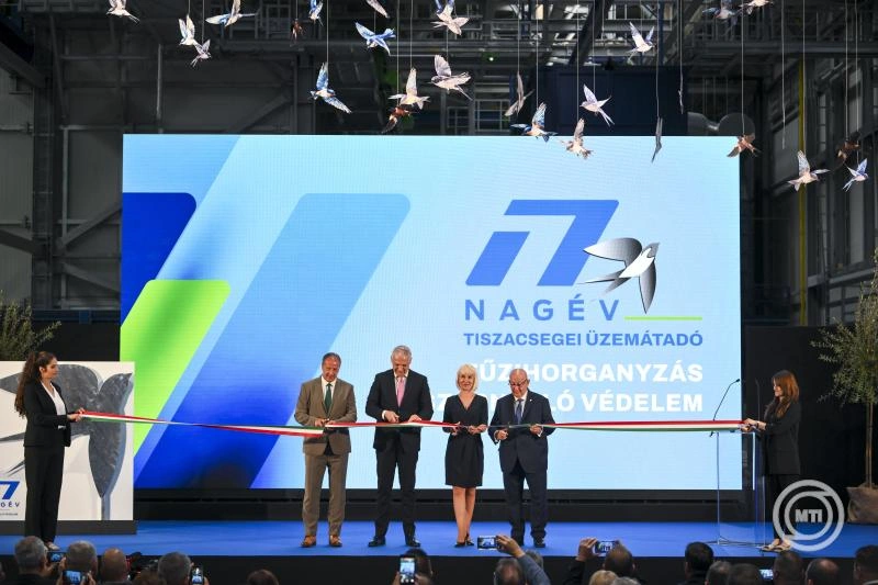 Átadták a Nagév tűzihorganyzó üzemét Tiszacsegén