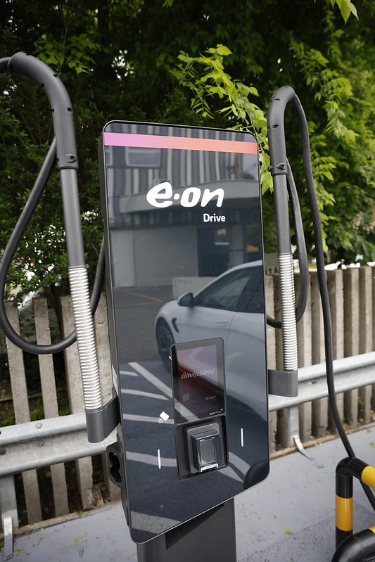 Több százmillió forintos e-töltőhálózatot épít ki az egyik legnagyobb hazai bútoráruházláncnak az E.ON Drive Infrastructure