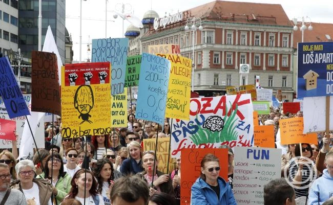 A közalkalmazotti bértábla ellen tüntettek