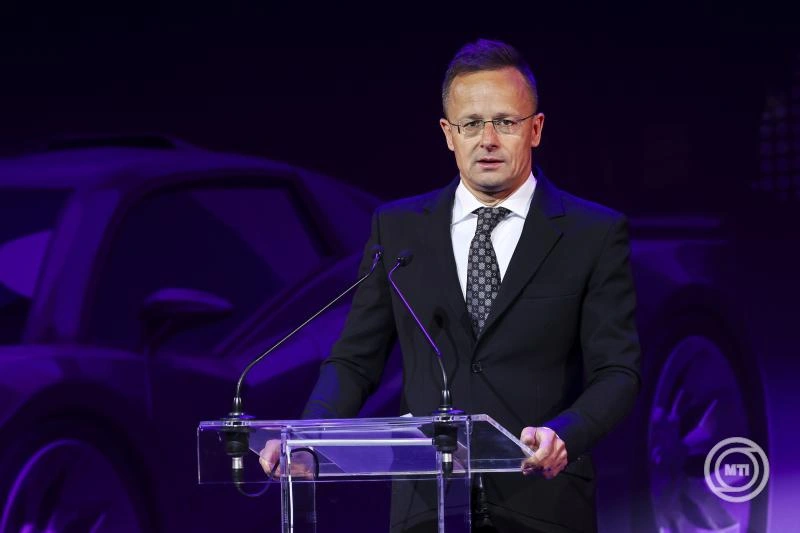 Szijjártó Péter: az autóipar a globális nehézségek ellenére továbbra is a magyar gazdaság húzóereje
