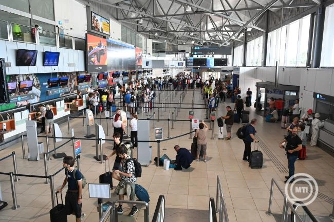 Megszünteti magyarországi menetrend szerinti járatait a Universal Air
