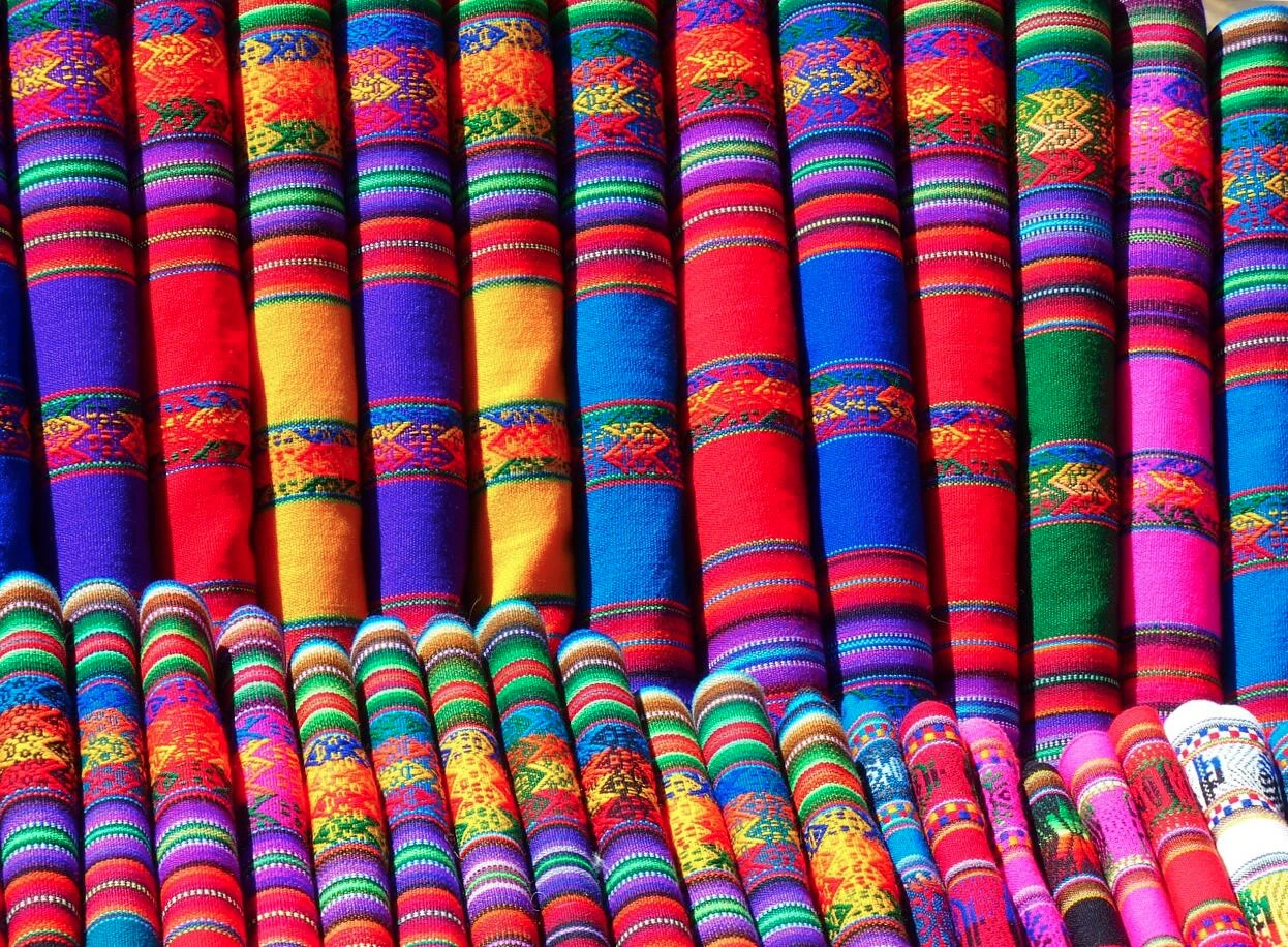 Kézzel készült textilek: az egyedi ajándékok bája