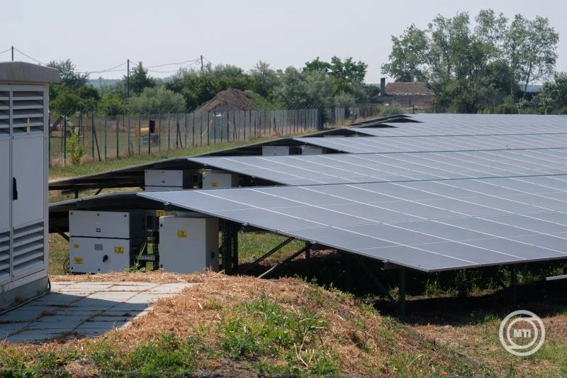 Új napelemparkot és akkumulátoros villamosenergia-tároló rendszert épít a Mol Algyőn