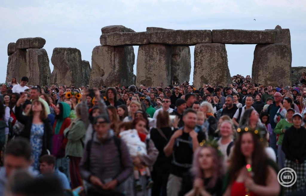 Ezrek ünnepelték Stonehenge ősi köveinél a nyári napfordulót