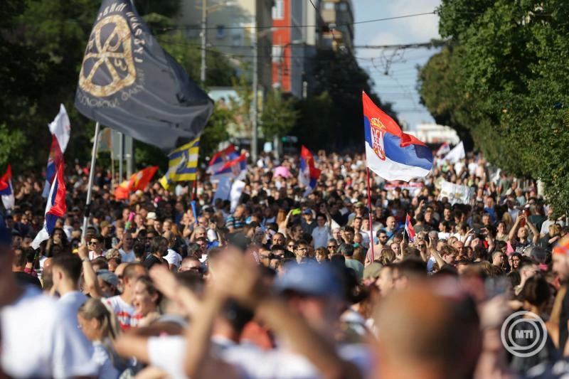 Több tucat tiltakozót állítottak elő Belgrádban