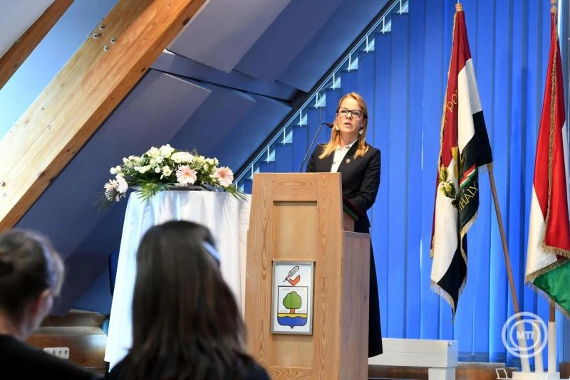 Az új tanévben a határon túli pedagógusok is igényelhetnek pedagógus igazolványt