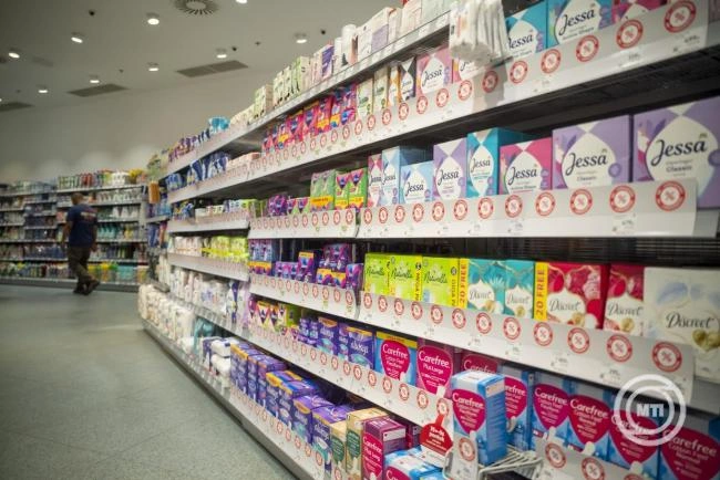 Karácsonyi sokk a kereskedelemben: most először fizethetünk kevesebb helyen bankkártyával