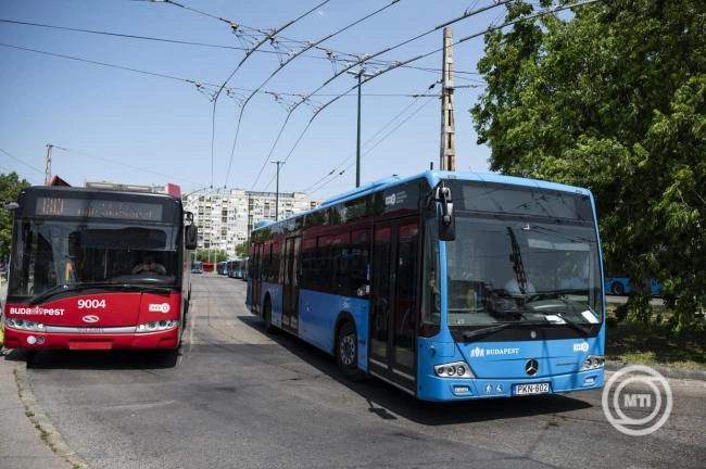 Megérkeztek a fővárosba az első elektromos csuklós autóbuszok