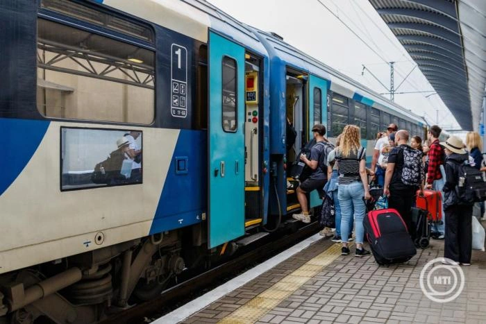 Több férőhellyel készül a MÁV-csoport a kegyeleti ünnepekre