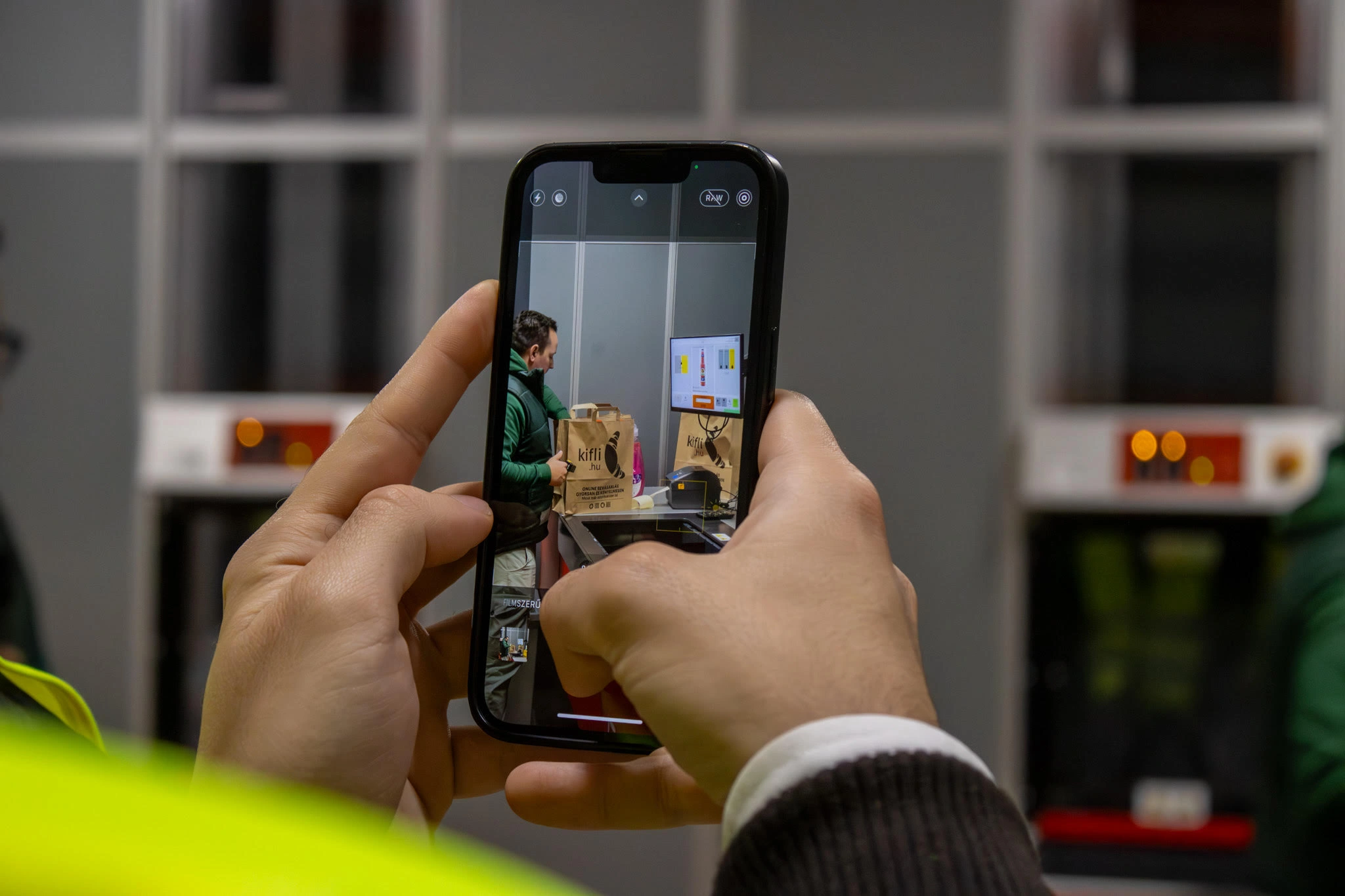 Hatalmas új okosraktárat nyitott a Kifli.hu 