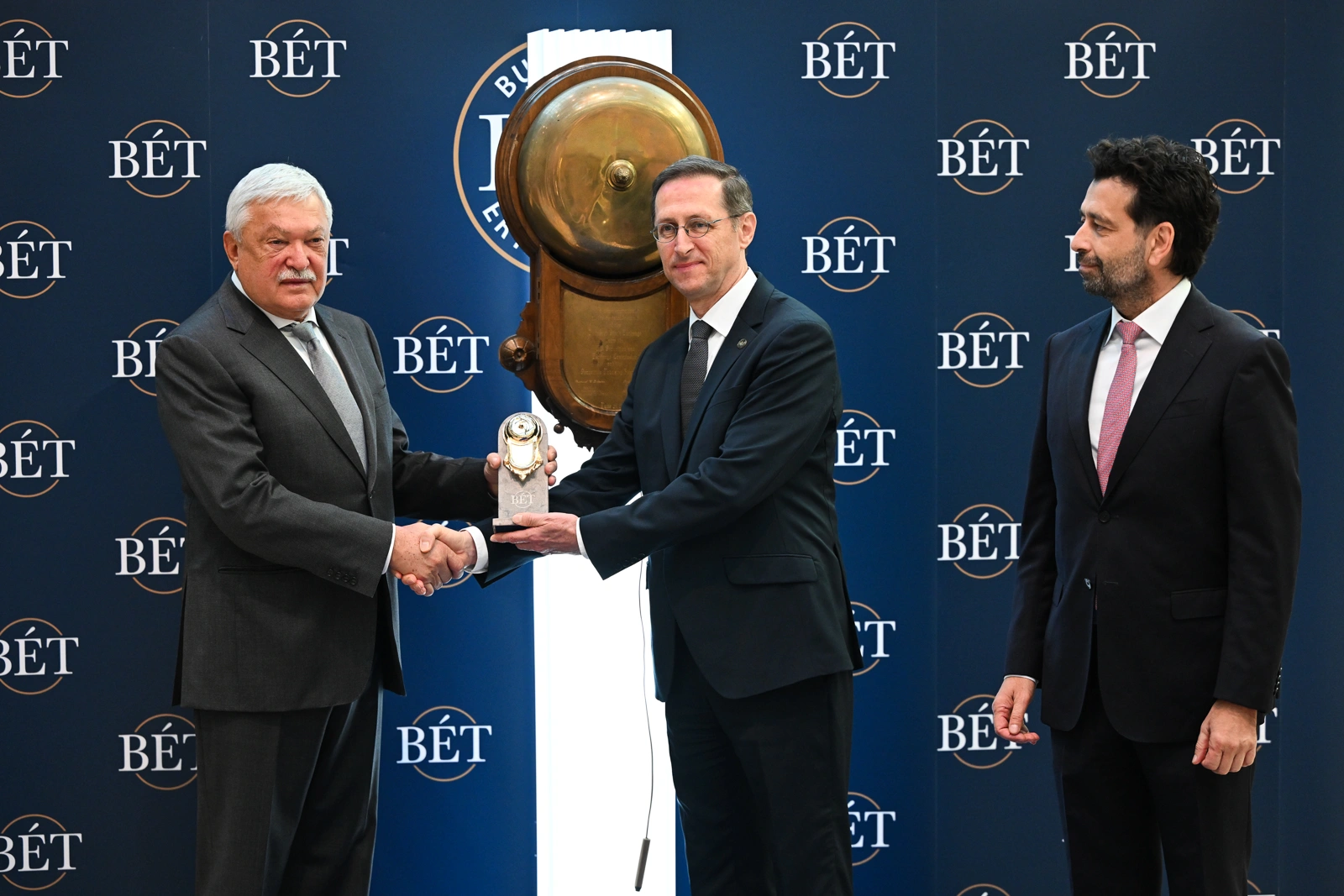 Jubileumi csengetéssel ünnepelte 30 éves tőzsdei jelenlétét az OTP Bank Nyrt.