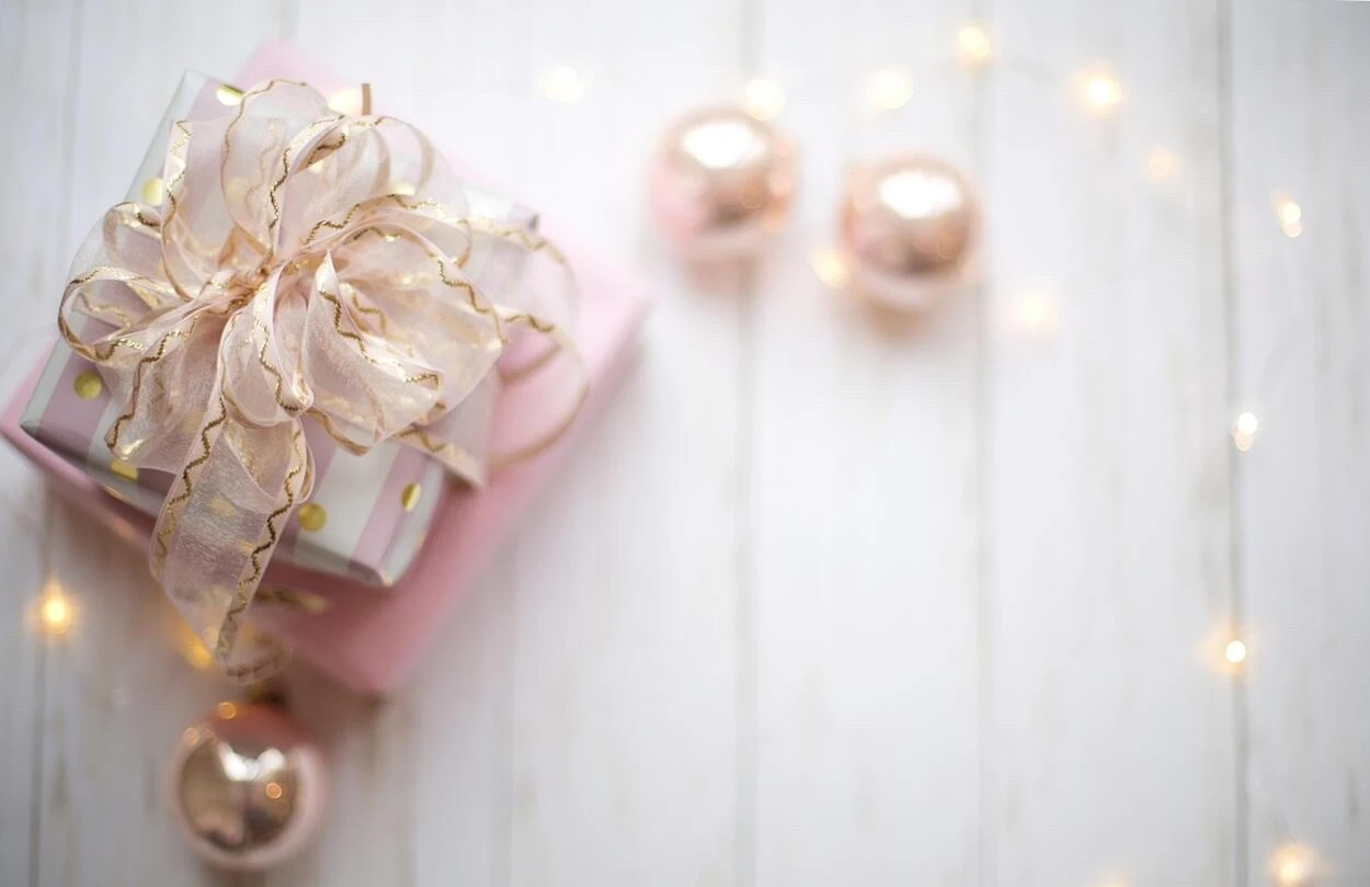 Az ajándékcsomagok szerepe a modern munkahelyi kapcsolatokban