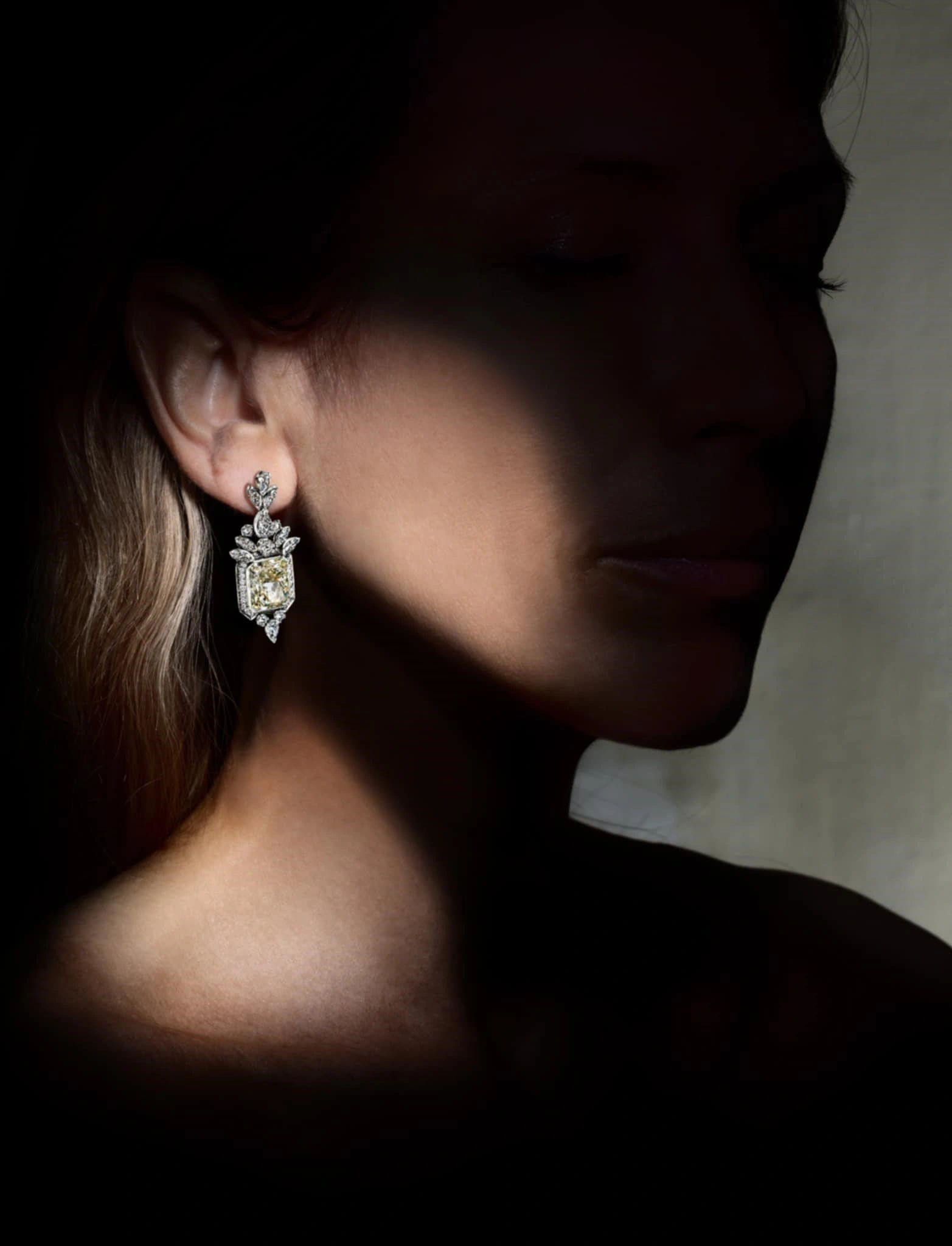 110 millió forintért kelhet el Magyarország legfényesebb gyémántfülbevalója