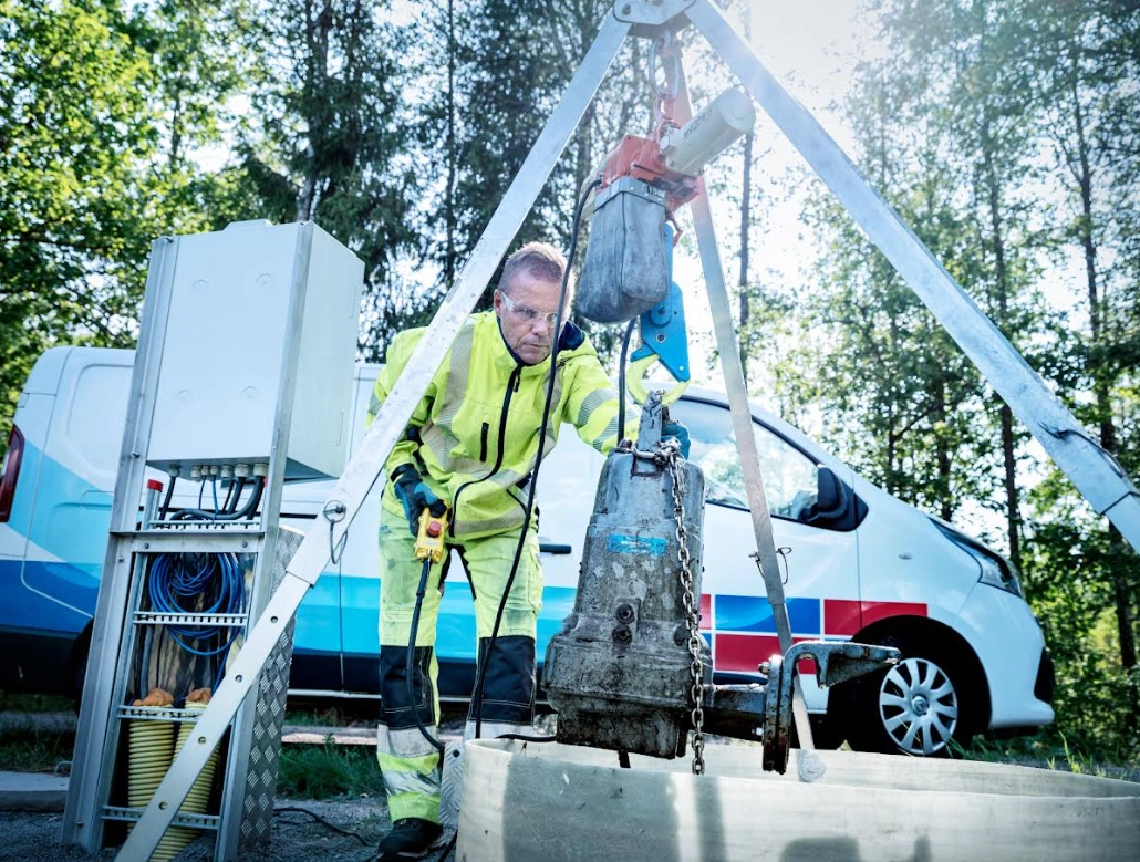 Sokmillió forintos kiadást okoznak a vízműveknek a vécén lehúzott nedves törlőkendők – intelligens szivattyú lehet a megoldás a „zsírszörnyek” elleni harcban