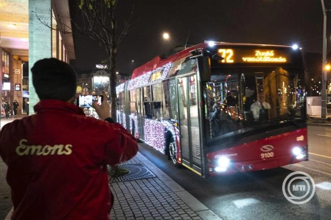 Pénteken indul a BKV ünnepi fényflottája