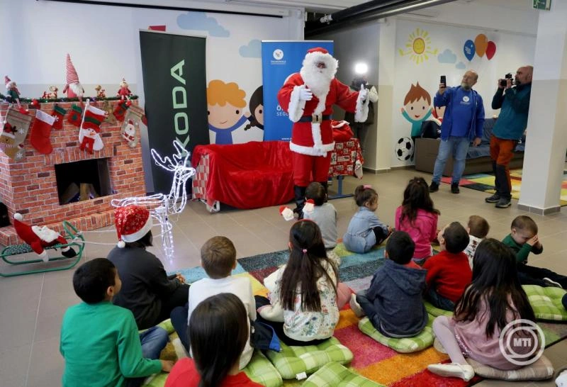 Átmeneti otthonban élő gyermekek kaptak ajándékot Miskolcon