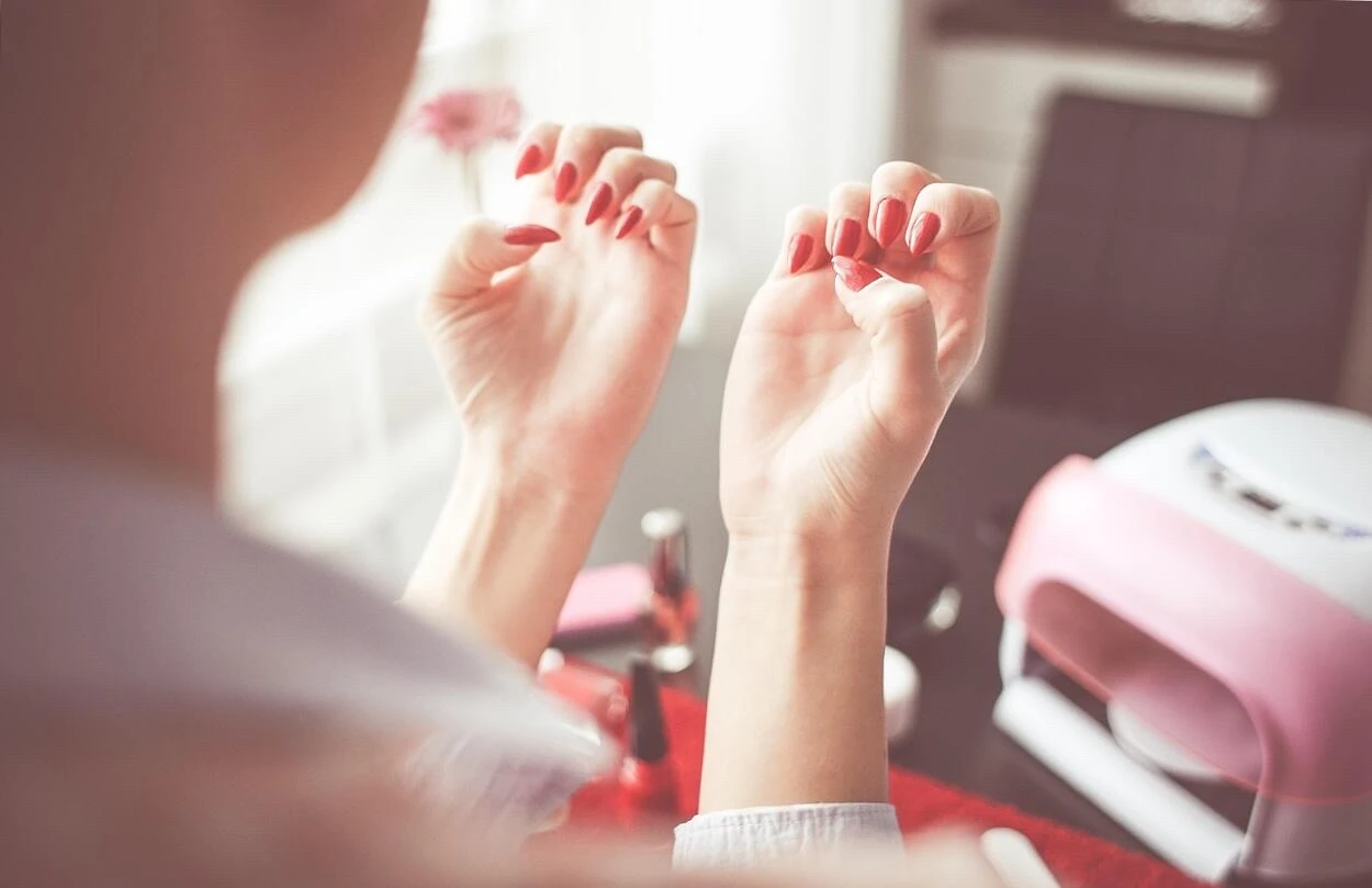 Mennyire biztonságosak a gél köröm matricák?