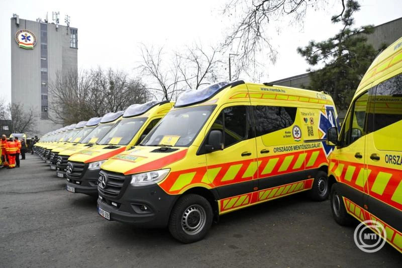 43 új mentőautó áll szolgálatba