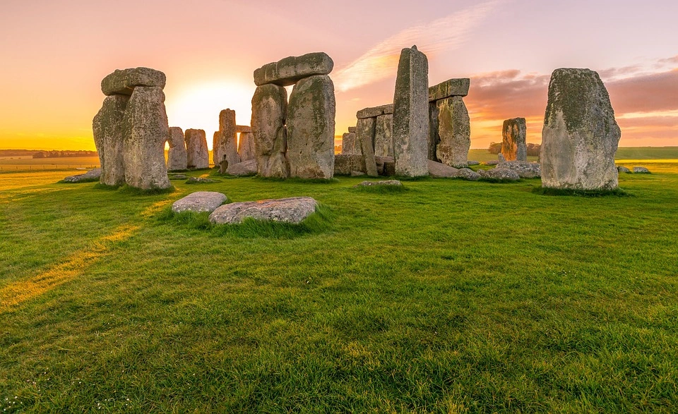Ezrek ünnepelték Stonehenge ősi köveinél a téli napfordulót