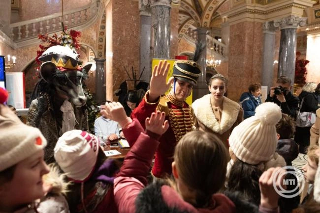 A gyermekmentő szolgálat 800 hátrányos helyzetű gyermeknek szervezett műsort az Operaházban