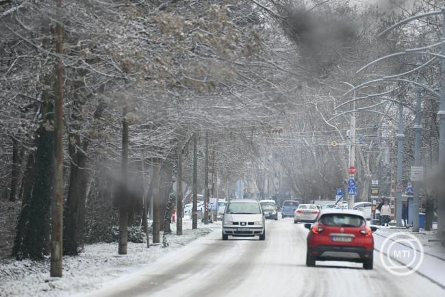 Csak a téli időjárásra felkészített autóval induljunk útnak!