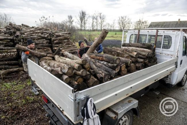 Több mint 2300 kistelepülésen kapnak ingyenes tüzelőanyagot a rászorulók