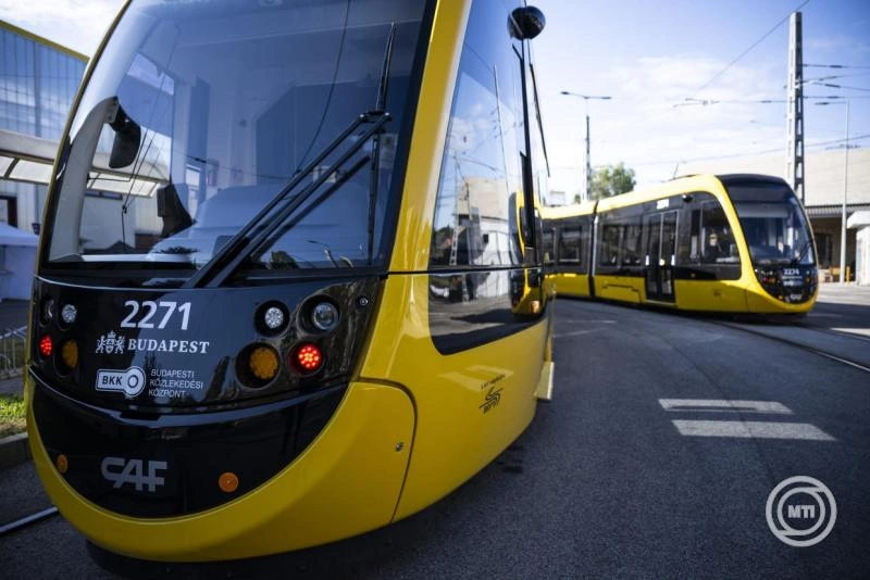 BKK: forgalomba állt a 26. új CAF-villamos