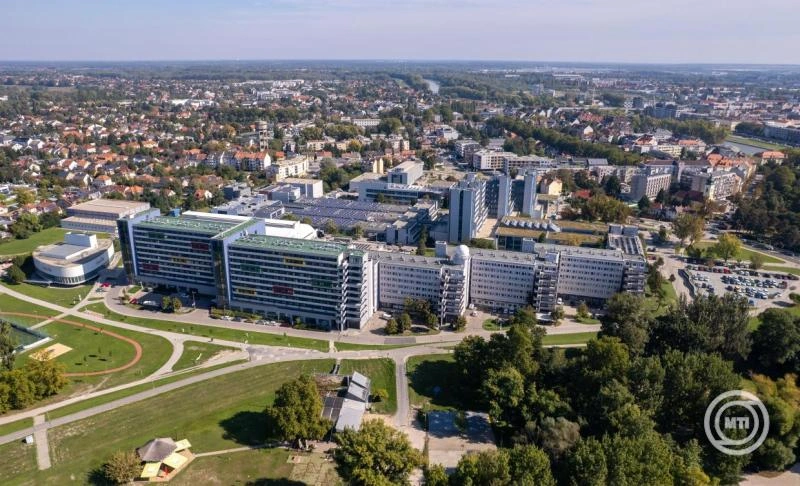 A Széchenyi István Egyetem várja a díszdiplomára jogosultak jelentkezését