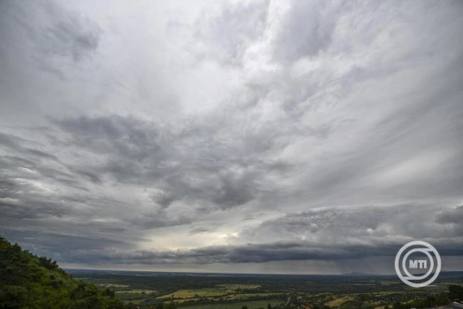 Enyhe, de borult, párás idő várható a jövő héten, többször kell