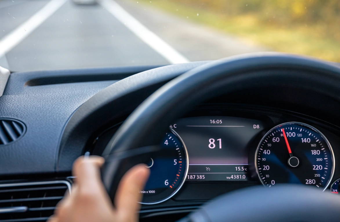 Melyik autómárka a legveszélyesebb vétel a kilométeróra visszatekerés miatt? 