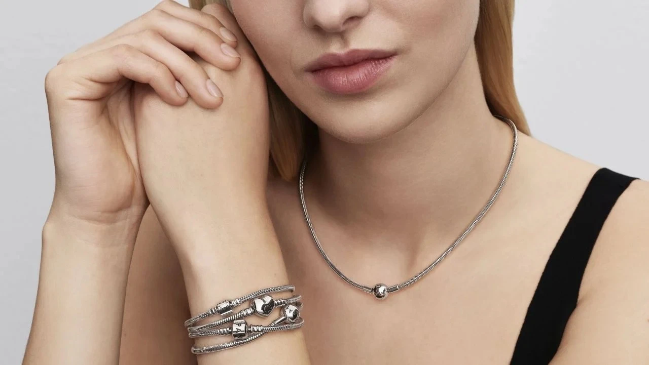 Platina váltja az ezüstöt a Pandoránál – stratégiai választ adott az ékszergyártó az ezüstárak ingadozására